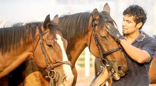 Randeep Hooda helps ailing horses in Matheran, , 2016